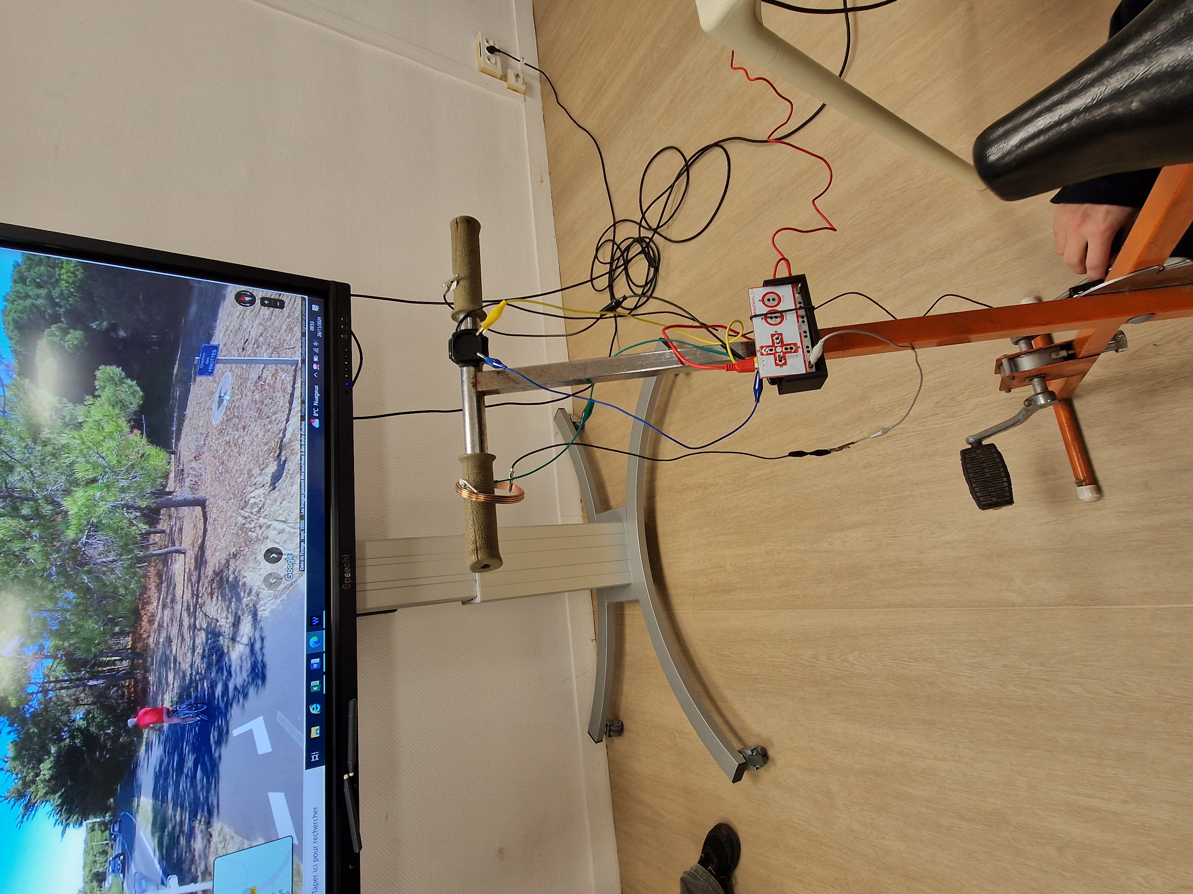 Google maps street view sur un écran connecté à un vélo d'intérieur via un circuit makey makey