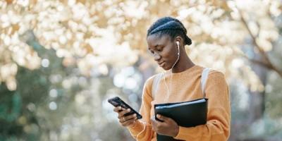 Femme regardant son téléphone