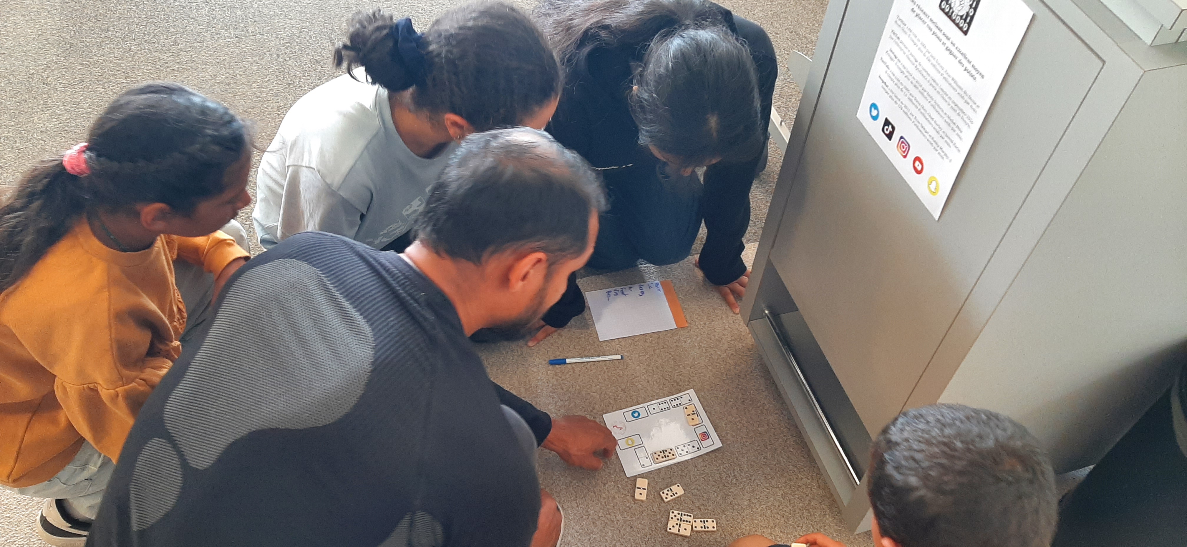 Groupe en train de résoudre une énigme de l’escape game à la Médiathèque de l’Astrolabe à l’aide de Viven de la Souris Grise