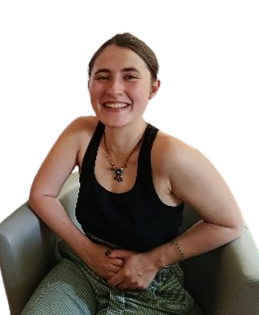 Photo de Pauline Spucches assise dans un fauteuil