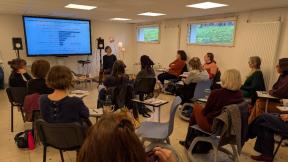 Un groupe d'adultes est installé dans une salle de formation