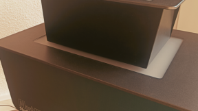 Une table mashup box et une table mashup mini box sont superposées sur une table