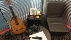 Guitare, ampli et micro sont à disposition dans une salle dédiée