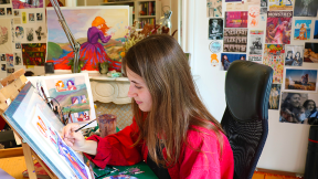 Paulina Spucches en train de dessiner