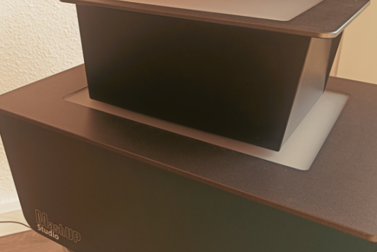 Une table mashup box et une table mashup mini box sont superposées sur une table