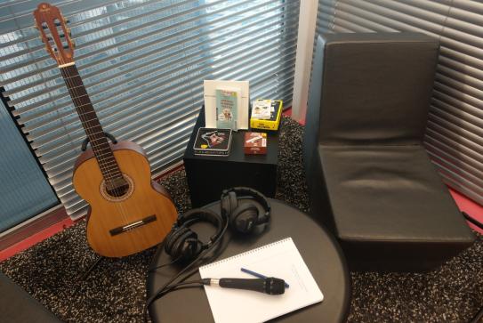 Guitare, ampli et micro sont à disposition dans une salle dédiée