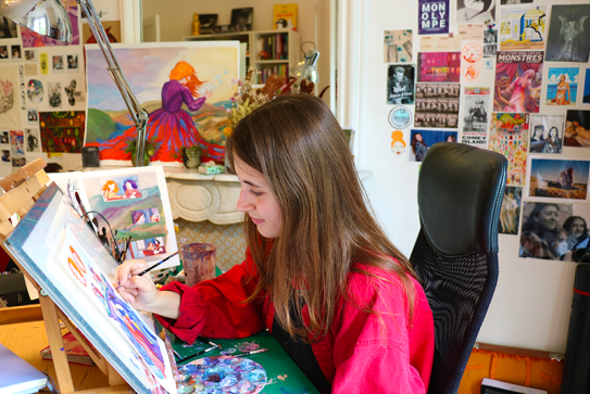 Paulina Spucches en train de dessiner