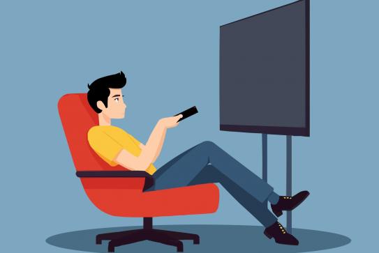 Un homme dans un fauteuil regarde la télé