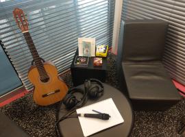 Guitare, ampli et micro sont à disposition dans une salle dédiée