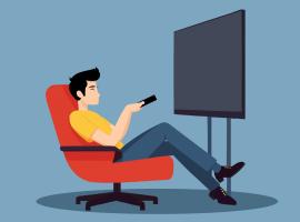 Un homme dans un fauteuil regarde la télé